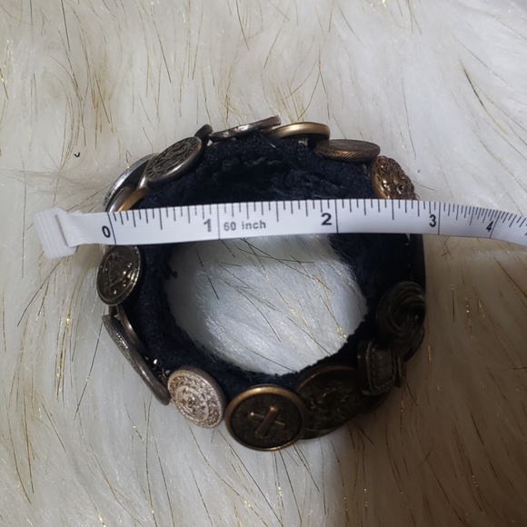 Handcrafted button bracelet - Picture 4 of 5